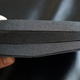 Esos pliegues sirven para aplastar la funda y que al menos ocupe menos espacio cuando esté vacía.